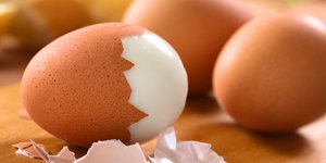 αυγό βραστό μισοκαθαρισμένο