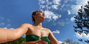 Μπέλα Χαντίντ με underboob μαγιό