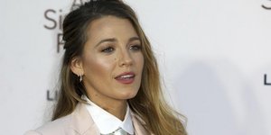 Η Μπλέικ Λάιβλι με ροζ σακάκι και λευκό πουκάμισο 