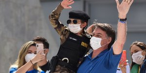 O Ζαϊχ Μπολσονάρου φωτογραφίζεται με παιδί ντυμένο στρατιώτης