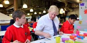 Ο Μπόρις Τζόνσον με μαθητές σχολείου ζωγραφίζει