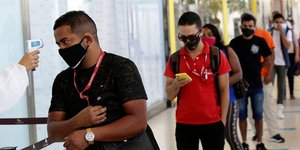 Πολίτες σε ουρά για θερμομέτρηση στη Βραζιλία