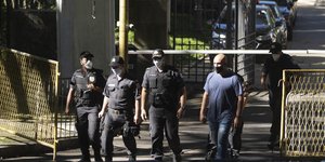 Αστυνομικοί με μάσκες στη Βραζιλία πραγματοποιούν έρευνα στο σπίτι του κυβερνήτη του Ρίο