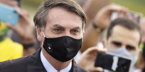 Ο Βραζιλιάνος πρόεδρος Ζαΐχ Μπολσονάρου με μάσκα προστασίας από τον κορωνοϊό