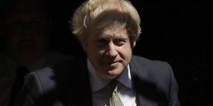 Ο Βρετανός πρωθυπουργός Μπόρις Τζόνσον έξω από το γραφείο του στην Ντάνουνινγ Στριτ