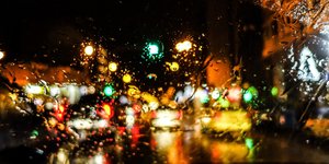 Βροχερή νύχτα, πίσω από τζάμι αυτοκινήτου