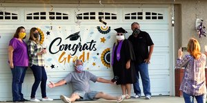 Κάτοικοι στην Καλιφόρνια φωτογραφίζονται