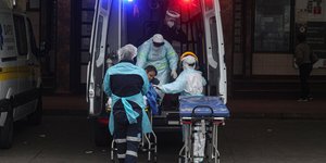 Γιατροί βγάζουν από ασθενοφόρο ασθενή στη Χιλή