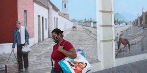 Γυναίκα στη Χιλή με μάσκα για τον κορωνοϊό