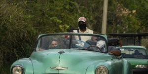 Άνδρας με μάσκα προστασίας από τον κορωνοϊό στην Κούβα