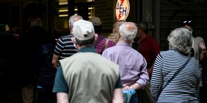Τεράστιες ουρές στο κεντρικό κατάστημα της ΔΕΗ την πρώτη ημέρα επαναλειτουργίας