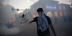 Διαδηλωτής κρατά χαρτί με σύνθημα για τους αφροαμερικανούς