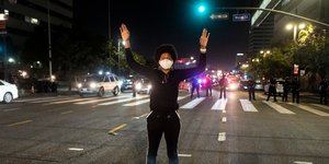 Διαδηλώτρια στις ΗΠΑ 