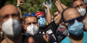 Διαδηλωτές με μάσκα στην Ισπανία