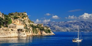 διακοπές βάρκα στη θάλασσα της Κέρκυρας