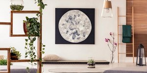 Σαλόνι με πίνακα που δείχνει το φεγγάρι