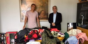 Ο Ντιγκινί κατά την παράδοση των ρούχων