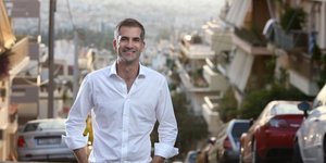 Κώστας Μπακογιάννης με φόντο την Αθήνα