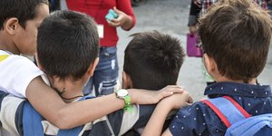 Μαθητές πάνε σχολείο