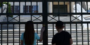 Παιδιά έξω από κλειστό Δημοτικό σχολείο