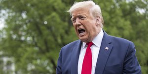 Ο Ντόναλντ Τραμπ στην ενημέρωσή του προς τους δημοσιογράφους έξω από τον Λευκό Οίκο