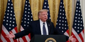 Ο Ντόναλντ Τραμπ με απλωμένα χέρια σε συνέντευξη Τύπου