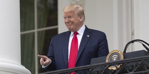 Ο πρόεδρος των ΗΠΑ, Ντόναλντ Τραμπ, με μια χαρακτηριστική γκριμάτσα δείχνει με το δάχτυλο