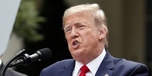 Ο πρόεδρος των ΗΠΑ, Ντόναλντ Τραμπ με κόκκινη γραβάτα