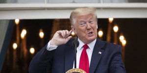 Η Αμερικανός πρόεδρος, Ντόναλντ Τραμπ, σε ομιλία του, κάνει τη χαρακτηριστική κίνηση πως δεν ακούει
