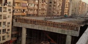 Ο δρόμος που κατασκευάζεται μπροστά σε σπίτια στο Κάιρο