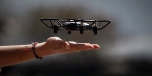 Χέρι δίνει ώθηση σε drone