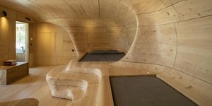 Ένα εντυπωσιακό minimal ξύλινο σπήλαιο ανεβάζει τον αρχιτεκτονικό πήχη στα Τρίκαλα Κορινθίας