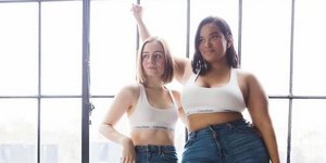 Το plus size μοντέλο Ντενίζ, φορά τα ίδια ρούχα με τη φίλη της και τα δείχνουν στα social media 