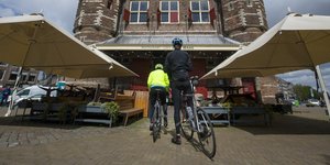 δυο ποδηλατα απο πισω 