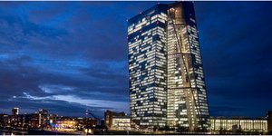 Το κτίριο της ΕΚΤ στη Φρανκφούρτη φωταγωγημένο νύχτα