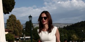 Η Εφη Αχτσιόγλου με λευκό midi φόρεμα