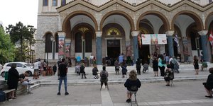 πιστοι στο προαυλιο