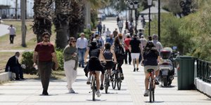 Πρωτομαγιάτικη βόλτα στην παραλία του Φλοίσβου από τους Αθηναίους