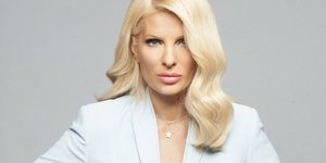 Η Ελένη Μενεγάκη με σιέλ σακάκι σε φωτογράφηση για τον Alpha