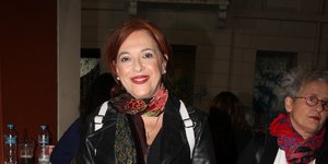 Η Ελένη Ράντου με φουλάρι στον λαιμό 