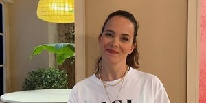 H Ελιάνα Χρυσικοπούλου με τζιν και λευκό T-Shirt