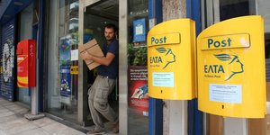 Ανδρας κρατά δέμα στα ΕΛΤΑ