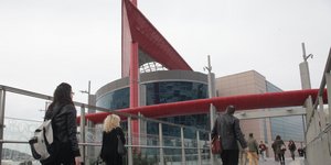 Κόσμος σε εμπορικό κέντρο