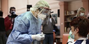 Γιατρός του ΕΟΔΥ κάνει τεστ του κορωνοϊού