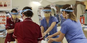 Επαγγελματίες υγείας σε νοσοκομείο της Ιρλανδίας