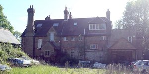 Η πολυτελής έπαυλη που εγκαταλείφθηκε έξω από το Λονδίνο και ανήκε σε οικογένεια Ελλήνων