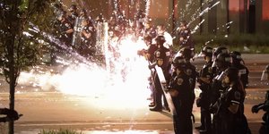Επεισόδια σε πολλές Πολιτείες των ΗΠΑ για τον θάνατο του Τζορτζ Φλόιντ