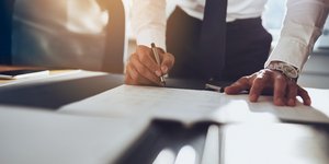 Επενδυτές υπογράφει