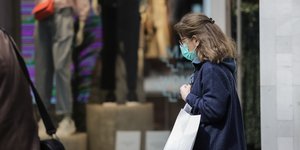 Γυναίκα με μάσκα στην Ερμού