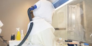 Επιστήμονες σε εργαστήριο μελέτης του νέου κορωνοϊού